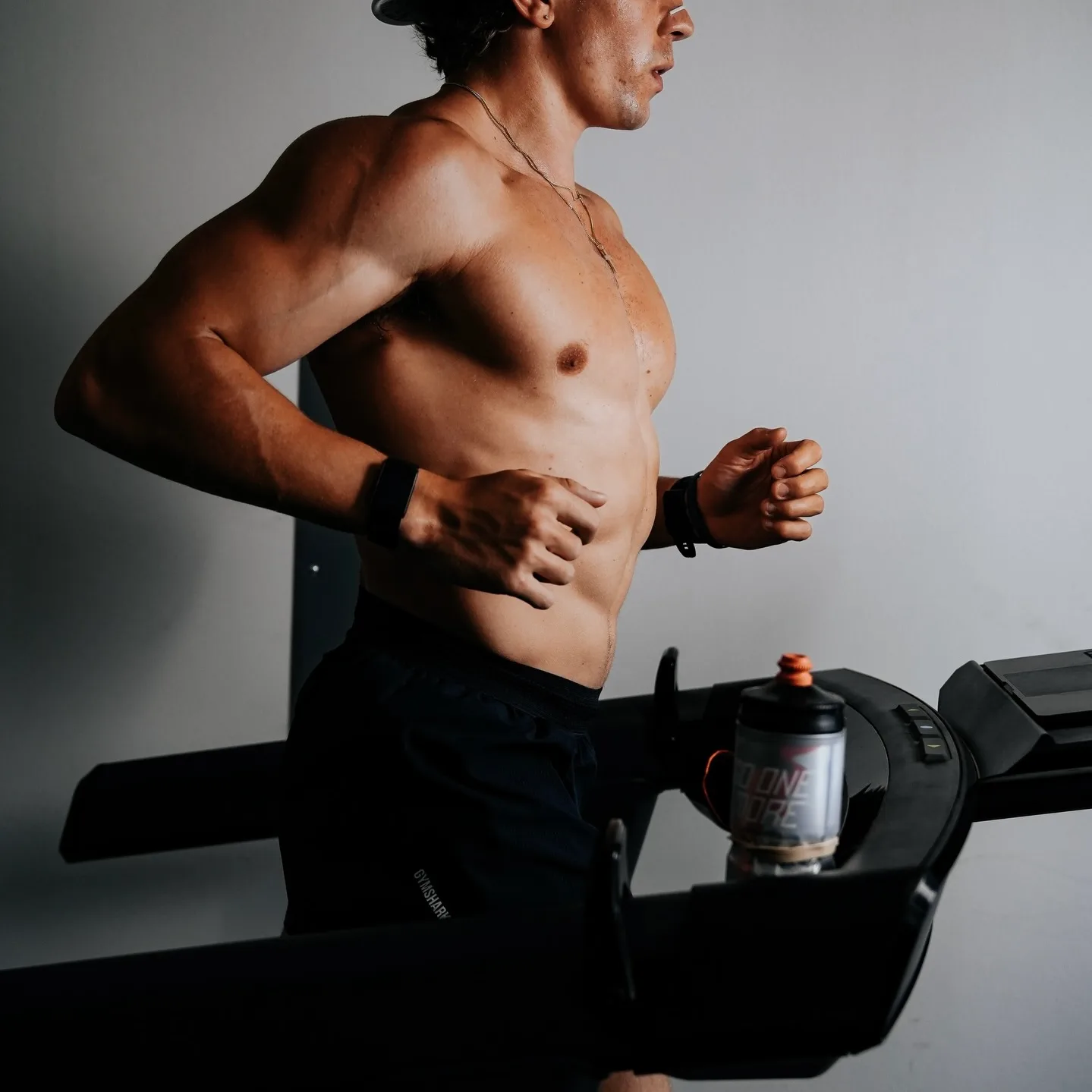 Running on a treadmill with the band on the wrist